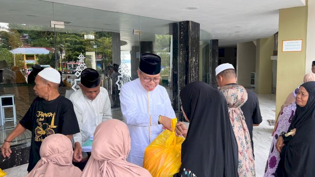 Pengurus Masjid Terapung Bj Habibie berbagi sembako. Foto: dok