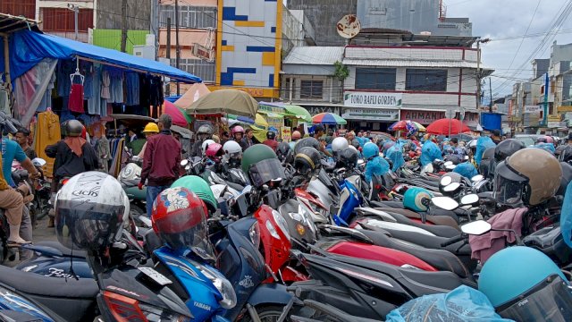 Suasana parkiran di pasar Sentral Makassar, Foto: HN/Sinta