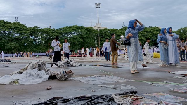 Suasana setelah salat Idulfitri di lapangan Karebosi Makassar, pada Ramadan 2024 lalu. Sampah terlihat menenuhi lokasi salat ied. Foto: HN/Sinta