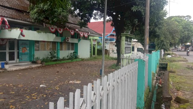 Penampakan Kantor Dinas Kesehatan Kabupaten Gowa yang nampak tak terawat, karena dipenuhi sampah. Foto: HN/Yusrizal