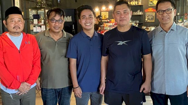 Pulang joging, Kabarharkam Komjen Polisi Fadil Imran, menyempatkan ngopi bersama dengan warga Gowa. Foto: dok