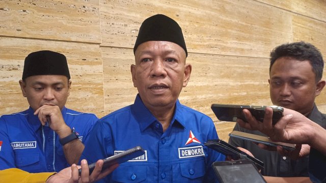 Sekretaris DPD Demokrat Sulsel Haidar Majid (memakai Peci), foto: HN/Sinta