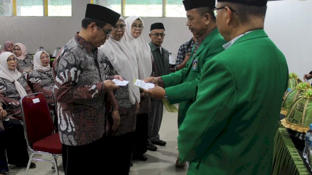 Penyerahan SK penerima amanah Fakultas Pertanian UMI. Foto: dok HN