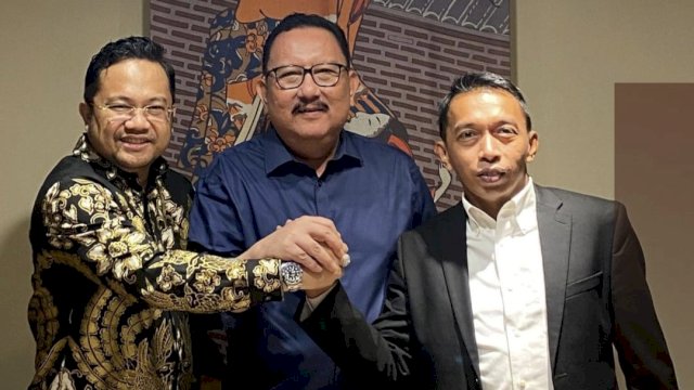 Sekertaris Gerindra Sulsel Darmawansyah Muin (batik coklat hitam), Ketua Demokrat Sulsel Ni'matullah (tengah) dan Sekretaris NasDem Sulsel Syaharuddin Alrif (Jas Hitam). foto: tangkapan layar/ IG Syaharuddin.