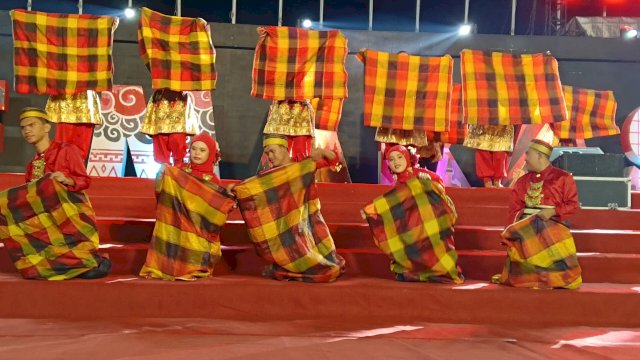 Lima anak disabilitas asik melakukan tarian Lipa Sabbe di karnaval budaya, foto: HN/Sinta
