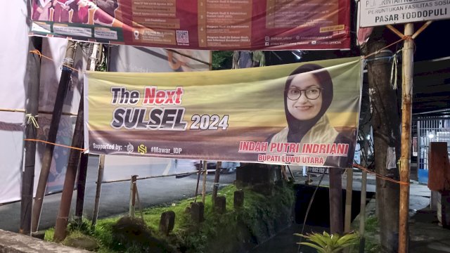 Spanduk Indah Putri Indriani Bupati Luwuk Utara maju Pilgub Sulsel, di lampu merah Rappocini Makassar, foto: HN/Sinta