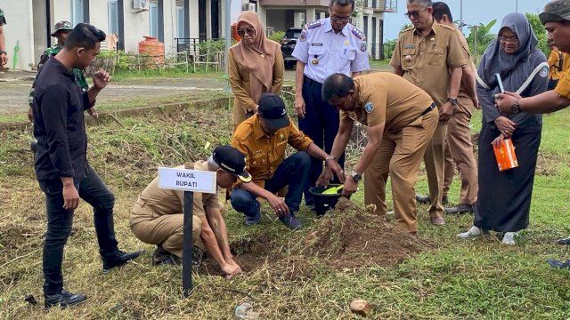 Jajaran Pemkab Pangkep bersama DLH melakukan penanaman 1.000 pohon. Foto: dok