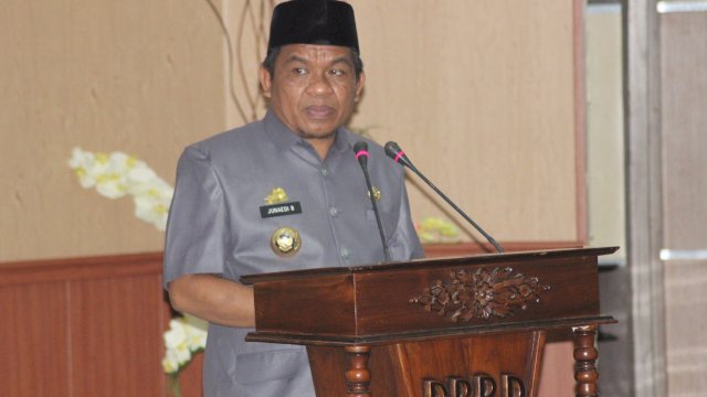 PJ Bupati Jeneponto Junaedi Bakri saat memberikan sambutan di Ruang Rapat Paripurna DPRD Kabupaten Jeneponto. Foto: dok Humas Kominfo Jeneponto