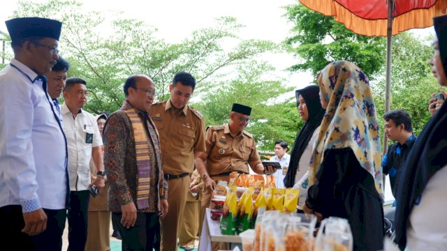 Bupati Pangkep MYL menemani Sekjen Kemenaker RI. Foto: dok