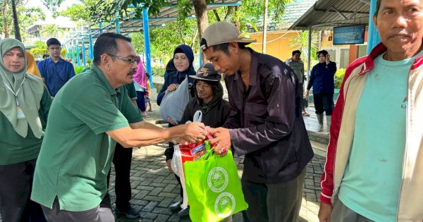 Sekolah Islam Athirah Bukit Baruga Bagikan 1147 Paket Sembako ke Duafa