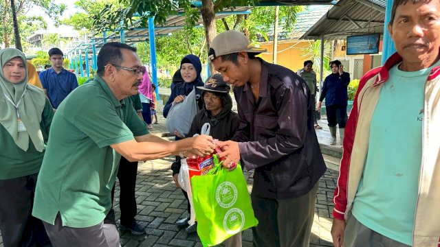 Sekolah Islam Athirah membagikan 1147 paket sembako ke kaum dhuafa. (Foto: Humas Athirah)