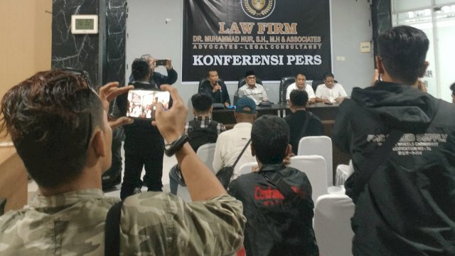 Eks Rektor UMi Prof Basri Modding saat menghadri konferensi pers. (Foto: dok.)