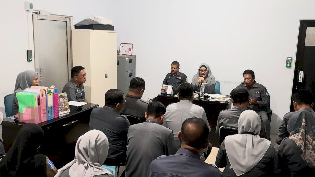 Rapat Perumda Parkir Makassar dalam rangka persiapan teknis parkir pelaksanaan nobar timnas Indonesia vs Uzbekistan. Foto: dok