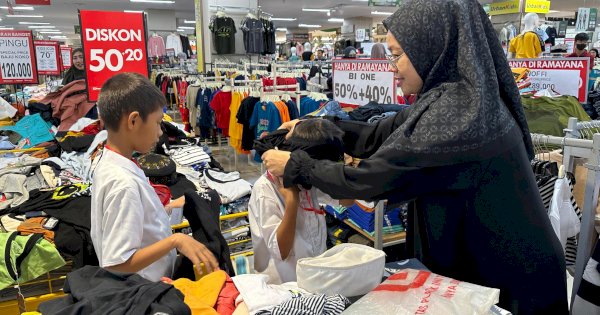 YBM PLN UID Sulselrabar Ajak Anak Yatim dan Dhuafa Belanja Baju Lebaran