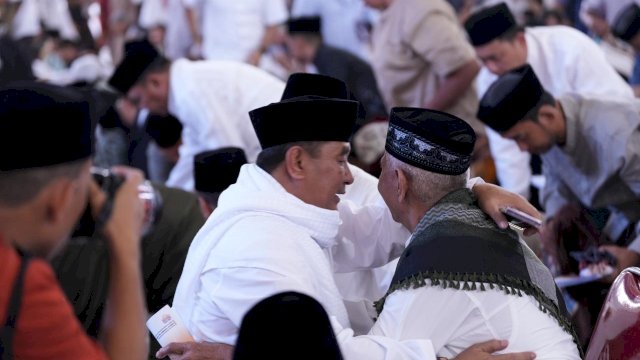 Pj Gubernur Sulsel Bahtiar Baharuddin saat berbaur dengan warga di Masjid 99 Kubah Asmaul Husna usai shalat Idulfitri, Rabu (10/4/2024). Foto: dok