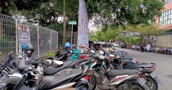 Tarif Parkir saat Lebaran di Sekitar Lapangan Karebosi Mahal, Warga: Sudah Biasa!