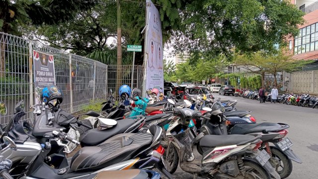 Parkiran sekitaran lapangan Karebosi. Foto: HN/Sinta