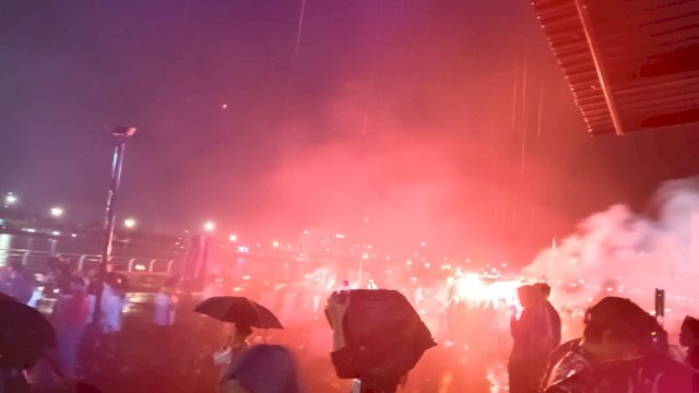 Pawai Obor di Makassar diwarnai guyuran hujan tak surutkan semangat warga. Foto: HN/Sinta