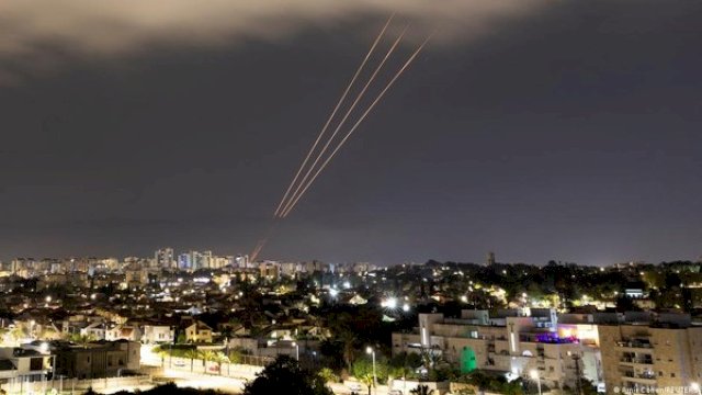 Pemanpakan Iran menghujani Israel dengan ratusan drone dan rudal. Foto: ist