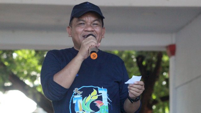 PJ Bupati Jeneponto Junaedi Bakri saat menyampaikan sambutan di lapangan Passamaturukang (Foto : Humas Kominfo Jeneponto)