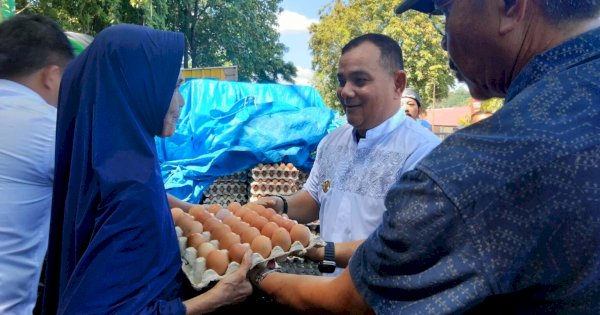 Pj. Bupati Sinjai Sidak ke Pasar dan Borong Telur Milik Pedagang
