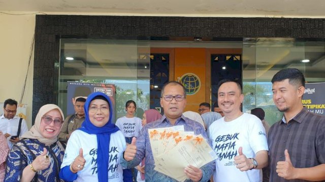 Wali Kota Makassar Danny Pomanto (Kacamata) Bersama Kadis Pertanahan Sri Sulsilawati (jilbab biru), foto: HN/Sinta