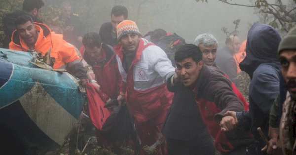 Medan Sulit, Tim Penyelamat Bahu-membahu Evakuasi Jenazah Presiden Iran dan Rombongan