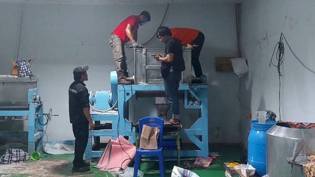 Evakuasi pria di Makassar masuk ke dalam mesin mikser pembuat mi. Foto: ist/kumparan