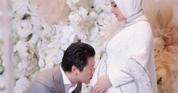 Kompak Bersama Suami, Syahrini Umumkan Hamil Anak Pertama,