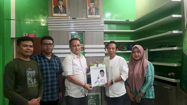Perwakilan Panglima Ta mengambil formulir Cakada Pilgub Sulsel di PKB. Foto: dok