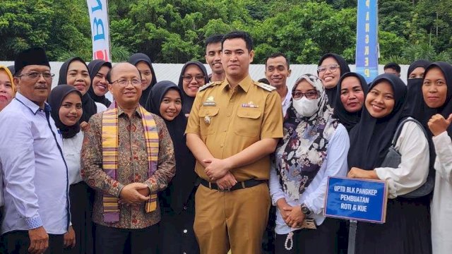 Bupati Pangkep, Muh. Yusran Lalogau (MYL) bersama Sekjen Kemenaker saat meresmikan Pelatihan Berbasis Kompetensi ||Foto:Ist 