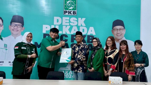 Cakada ke 4 H. Nasrun (batik) mengambil formulir Cakada di PKB Makassar, Sabtu (4/5). Ist
