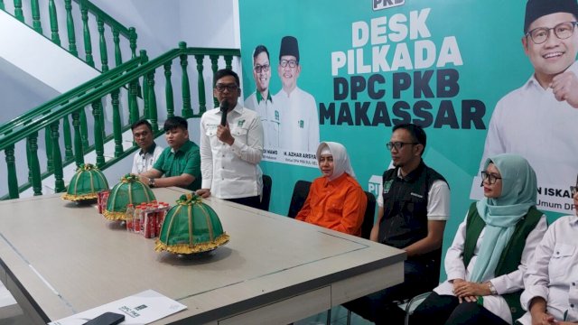 Fauzi Andi Wawo menerima Indira Jusuf Ismail kembalikan formulir, Kamis (23/5).