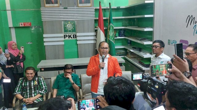 Moh Ramdhan Pomanto mengembalikan formulir balon Gubernur Sulsel di DPW PKB Sulsel, Kamis (23/5). Turut hadir Azhar Arsyad (kiri), Deng Ical, Muhammad Haekal, dan Fauzi Andi Wawo.