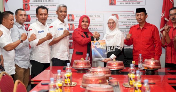 Kembalikan Formulir Bacakada di Dua Partai, HT Disambut Ritual Adat di Demokrat