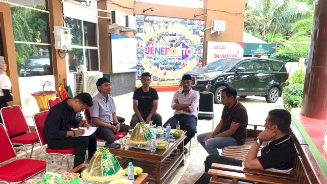 Tim investigasi Lembaga Besar Aliansi Mahasiswa dan Pemuda (LB AMP) Sulsel Edi Heriyanto bersama Kajari Jeneponto saat menggelar Balla Aspirasi di Teras Kejaksaan Negeri Jeneponto yang membahas perkembangan kasus mafia pupuk bersubsidi. Foto: ist