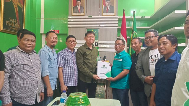 Tim pemenangan Andi Sudirman Sulaiman saat mengambil formulir pendaftaran di kantor PKB Sulsel. foto: HN/Sinta