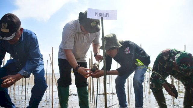 Pj Bupati Sinjai, T R Fagsul Falah menghadiri langsung kegiatan Camp dan Greenery 2024 yang digelar Keluarga Mahasiswa Sinjai Politeknik Negeri Ujung Pandang (KMS PNUP) di Pantai Pasimarannu, Desa Pasimarannu, Kecamatan Sinjai Timur, Sabtu (17/2/2024)