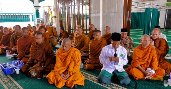 Viral 44 Biksu Thudong Singgah dan Dijamu di Masjid, MUI: Kebablasan