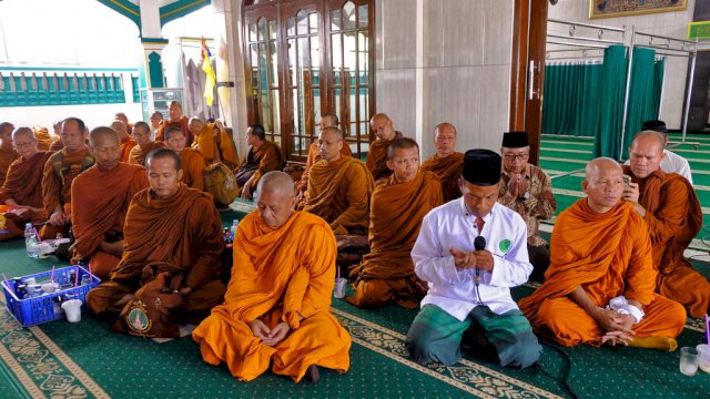 Sejumlah Bhikkhu Thudong mengikuti doa bersama di serambi Masjid Baiturrohmah Bengkal, Kranggan, Temanggung, Jawa Tengah, Minggu (19/5/2024). Foto: ist/antara