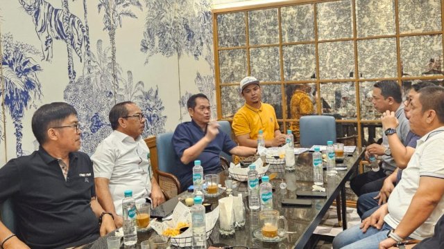 Pengurus IKA UMI saat melakukan pertemuan di Black Canyon Makassar. (Foto: Humas)