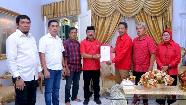 Bakal calon Bupati Gowa, Abdul Rauf Malaganni (ARM) saat proses pendaftaran di Desk Pilkada PDIP Gowa, beberapa waktu lalu. Foto: ist