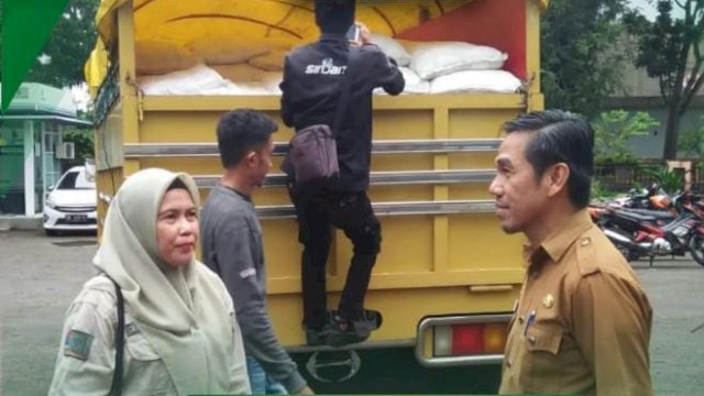 Bantuan berupa pupuk hayati padat untuk komoditas tanaman pala diserahkan kepada petani di Sinjai || Foto: Ist