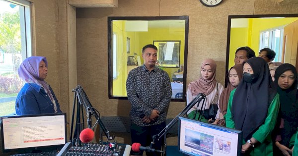 Belajar Siaran dan Baca Berita, Mahasiswa Jurnalistik UIN Kunjungi Raz FM Makassar
