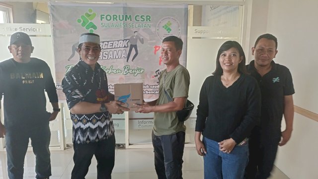 Forum CSR Sulsel menyalurkan bantuna untuk banjir Luwu melalui PMI Makassar. Foto: dok