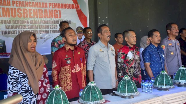 Sekda Sinjai Andi Jefrianto Asapa saat mewakili Pj Bupati Sinjai, T.R Fahsul Falah, saat membuka Musyawarah Perencanaan Pembangunan (Musrenbang) penyusunan Rencana Kerja Pemerintah Daerah (RKPD) tahun 2025 tingkat kecamatan Sinjai Tengah yang berlangsung di aula Kantor Kelurahan Samaenre, Jumat (1/3) / Dok. Humas