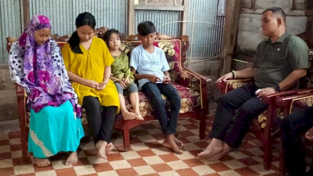 Pj. Bupati Sinjai menemui keluarga yang hidupnya memprihatinkan di Desa Pasimarannu, Kec. Sinjai Timur ||Foto: Ist