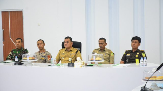 Pemkab Sinjai Rakor dengan Mendagri Tito Karnavian secara daring yang diikuti langsung Penjabat (Pj) Bupati Sinjai TR Fahsul Falah dari ruang Command Center Sinjai, Senin (12/2) / Dok. Humas