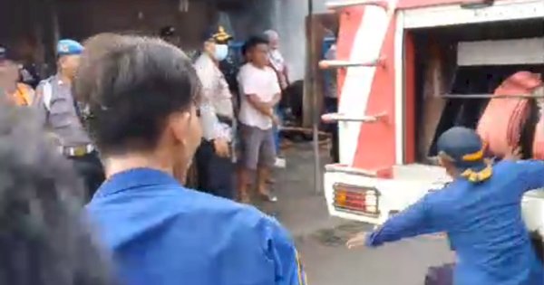 Padamkan Api, Petugas Damkar di Tegal Tertabrak Mobil Sendiri