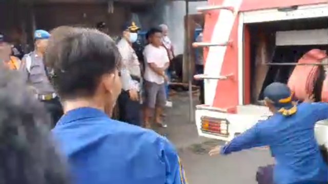 Petugas Damkar kota Tegal tertabrak mobil sendiri saat padamkan Api di pasar Loak kota Tegal ||Foto:tangkap layar 
